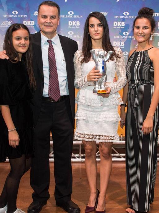 Veysel Bugur mit Duygu (2. v. r.) und Schwestern bei der Wahl zur Sportlerin des Jahres.
