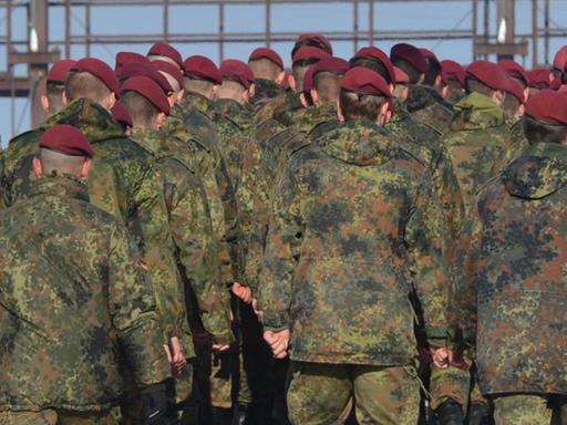Soldaten der Bundeswehr-Eliteeinheit Kommando Spezialkräfte (KSK) gehen über das Kasernengelände in Calw