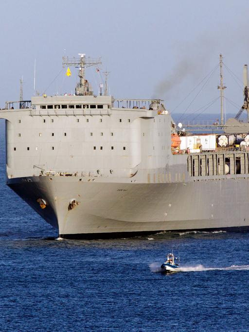 Das US-Marineschiff "Cape Ray", hier im Hafen der italienischen Stadt Gioia Tauro, hat Tonnen des syrischen Giftgasarsenals zerstört.