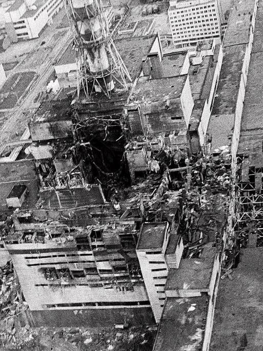 Schwarzweiße Luftaufnahme eines zerstörten Atomreaktors.