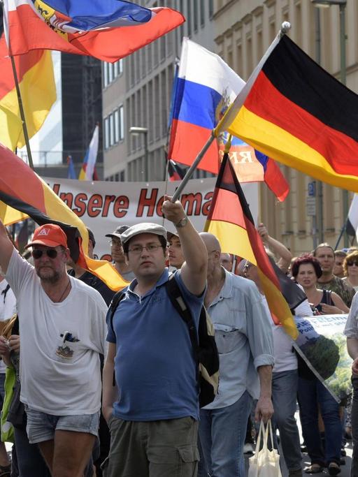 Demonstration von Rechtspopulisten und rechten Gruppierungen unter dem Motto "Merkel muss weg" in Berlin