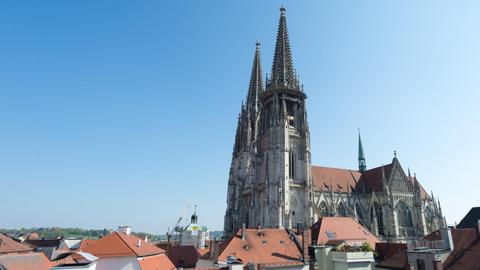 Der Dom St. Peter in Regensburg über Dächer der Stadt hinweg fotografiert