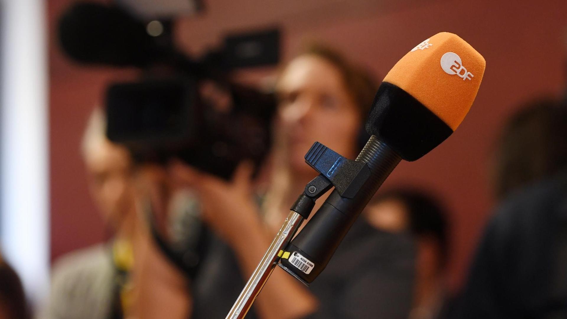 Ein Mikrofon mit dem Logo des öffentlich-rechtlichen Senders ZDF, aufgenommen im Bayerischen Landtag.
