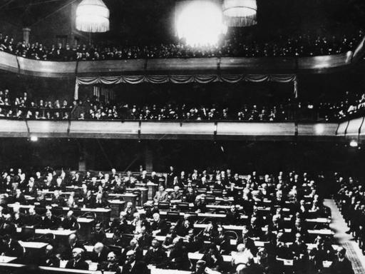 Erste Sitzung der Völkerbundsversammlung in Genf am 11. November 1920, hier der Saal mit den Vertretern der 41 Mitgliedsstaaten