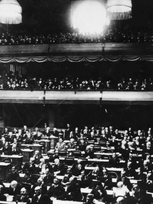 Erste Sitzung der Völkerbundsversammlung in Genf am 11. November 1920, hier der Saal mit den Vertretern der 41 Mitgliedsstaaten