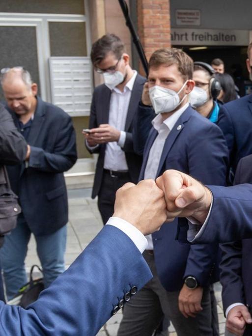 CSU-Chef und Bayerns Ministerpräsident Markus Söder (rechts) begrüßt Unions-Kanzlerkandidat und NRW-Ministerpräsident Armin Laschet zum gemeinsamen Mittagessen vor einem Bratwurst-Restaurant