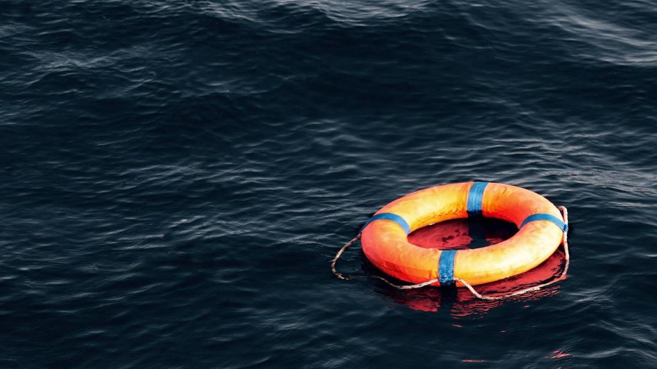 Ein Rettungsring im Mittelmeer