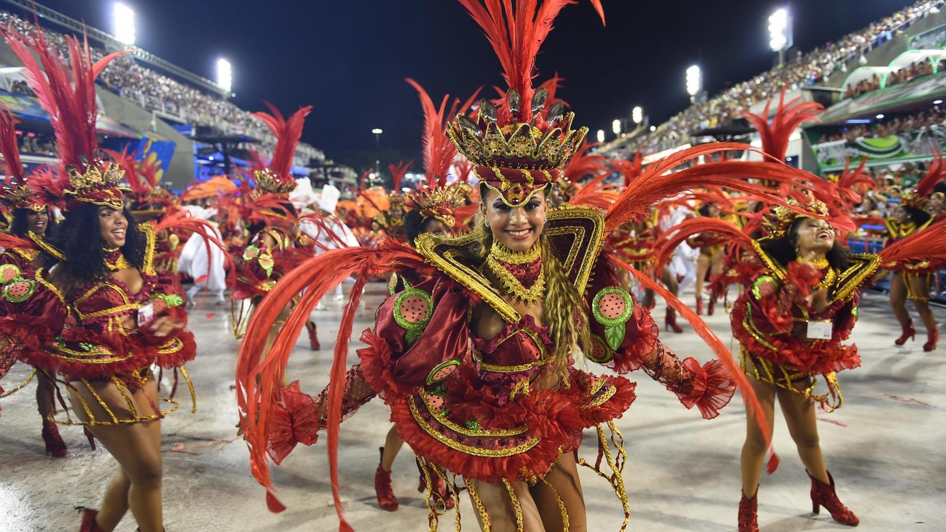 Mitglieder der Salgueiro Sambaschule tanzen während der Karnevals-Parade in Rio.