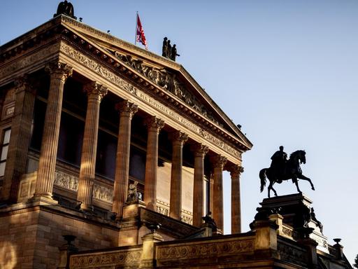 Die Alte Nationalgalerie ist im Licht der aufgehenden Sonne zu sehen.