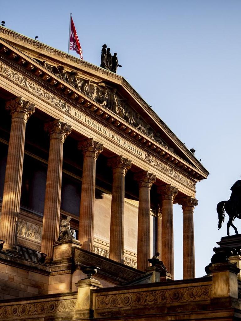 Die Alte Nationalgalerie ist im Licht der aufgehenden Sonne zu sehen.