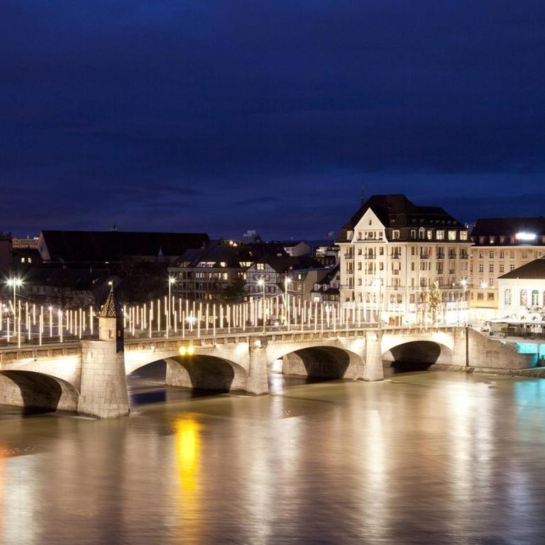 Mittlere Brücke über den Rhein, Nachtaufnahme, Basel, Kanton Basel-Stadt, Schweiz, Europa,