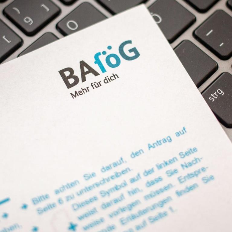 Ein Antrag auf Ausbildungsförderung (Bafög) liegt auf der Tastatur eines Laptopcomputers