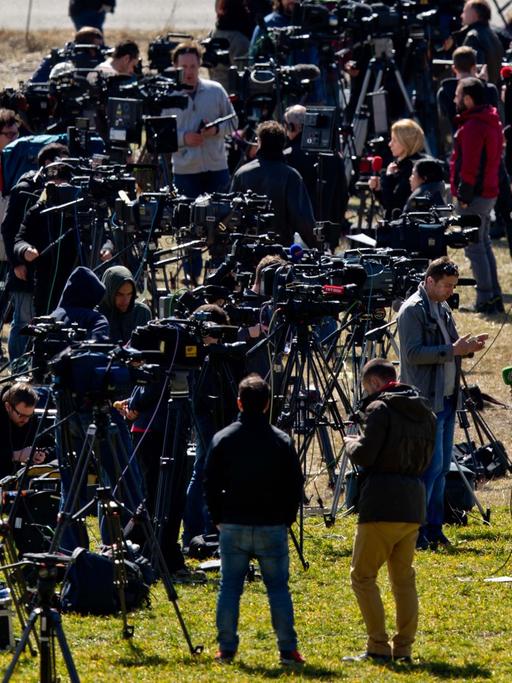 Viele Kamerateams stehen auf einer Wiese in Seyne Les Alpes nahe des Absturzortes der Germanwings-Maschine