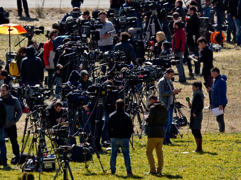 Viele Kamerateams stehen auf einer Wiese in Seyne Les Alpes nahe des Absturzortes der Germanwings-Maschine