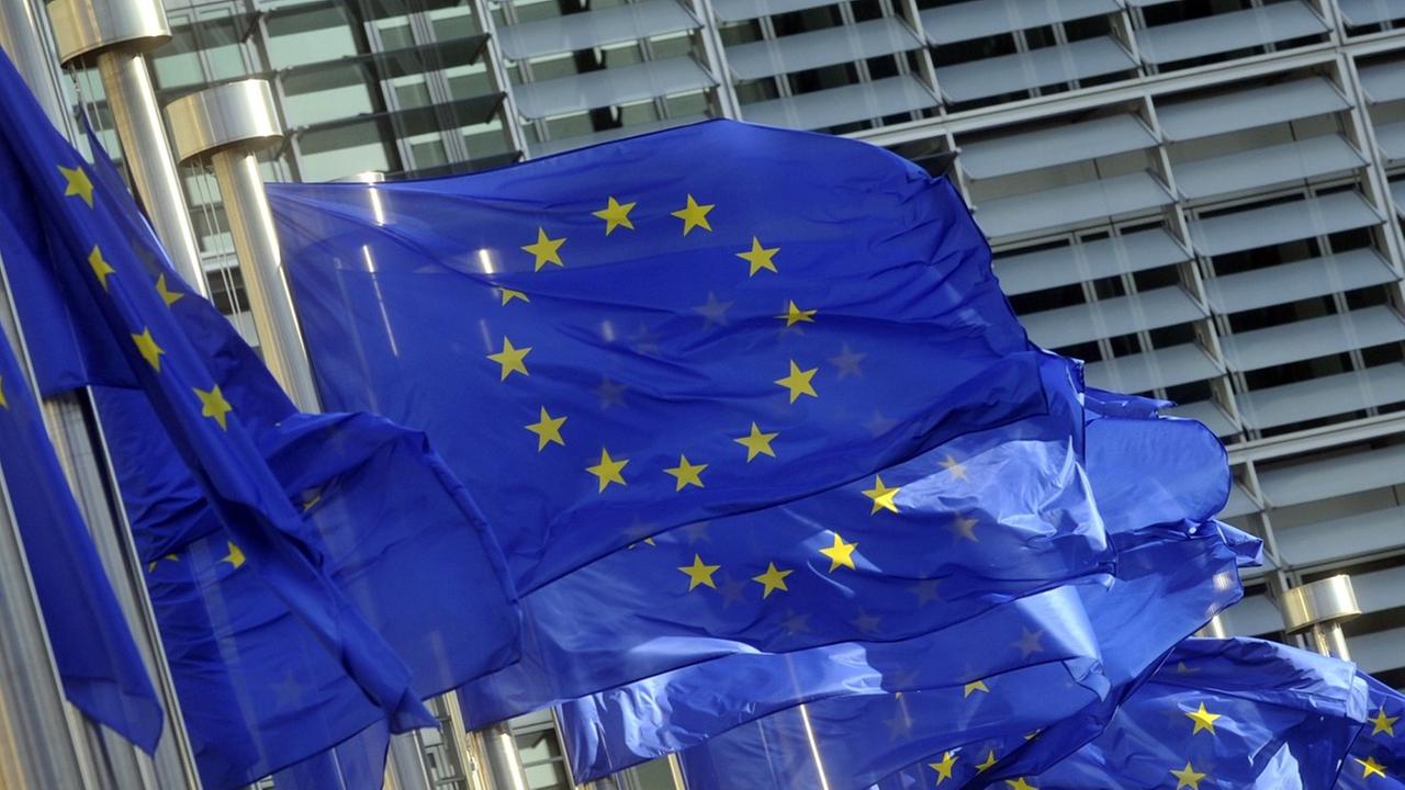 Flaggen der Europäischen Union vor dem Gebäude der Europäischen Kommission in Brüssel, Belgien (14.5.2012)
