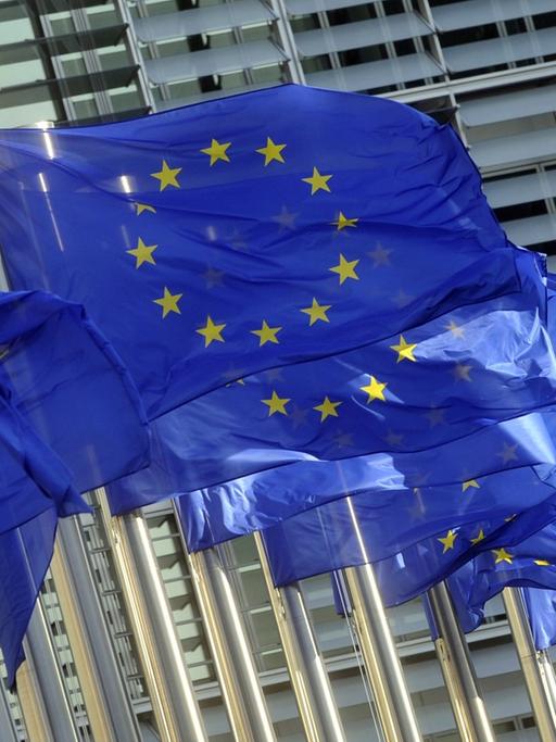 Flaggen der Europäischen Union vor dem Gebäude der Europäischen Kommission in Brüssel 