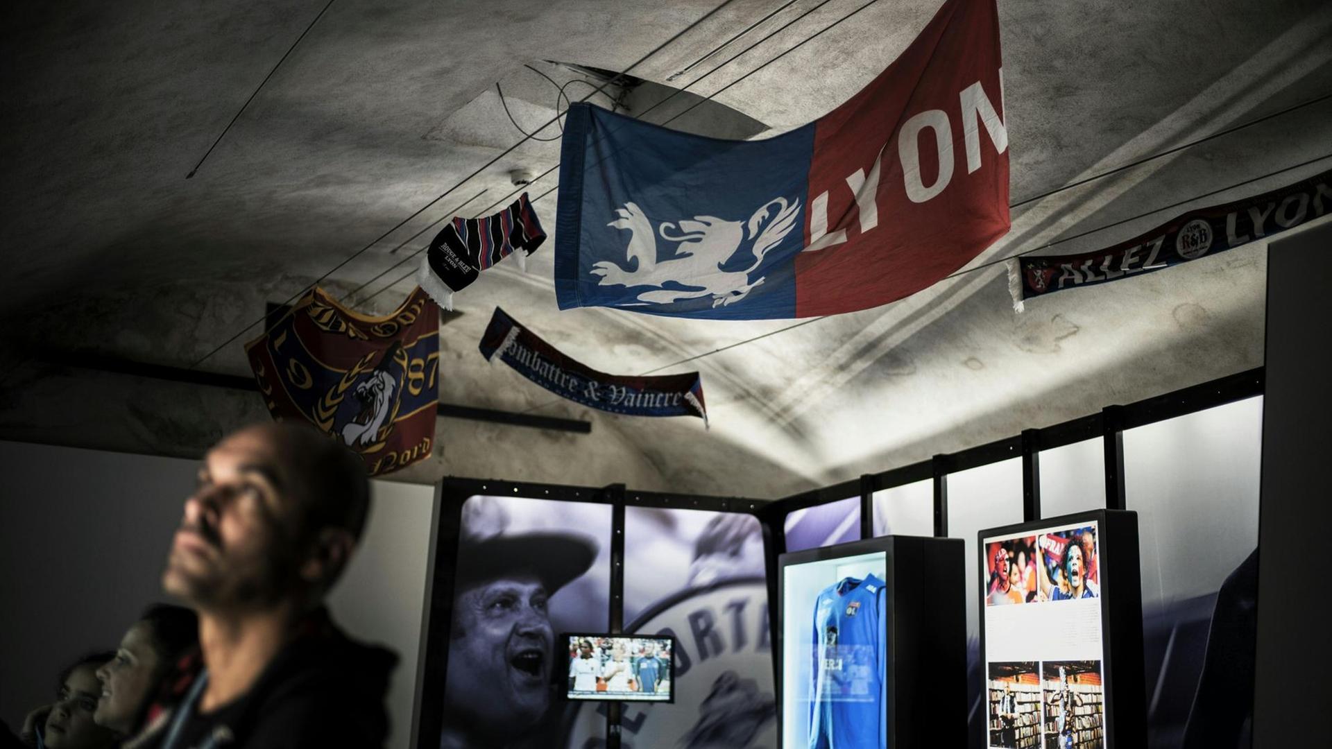 Ein Mann besucht die Ausstellung "Göttlicher Fußball" im Musée Gadagne in Lyon.