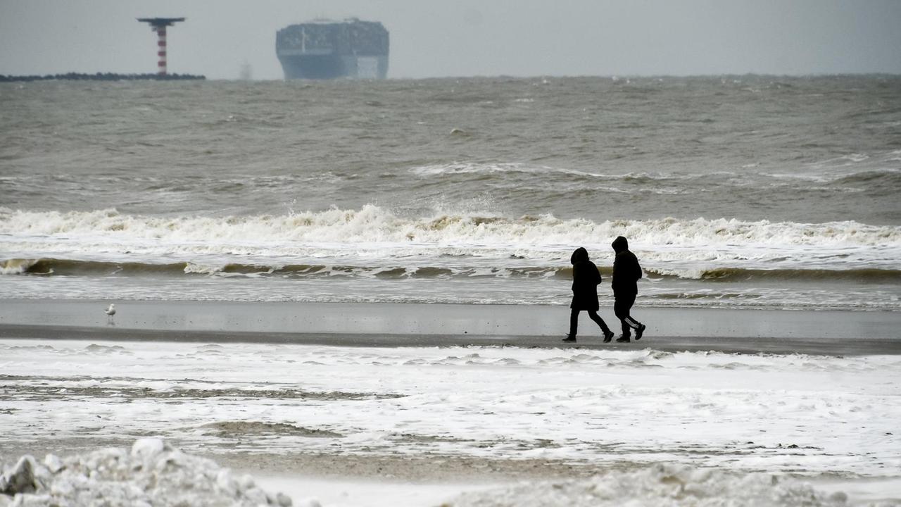 ROTTERDAM, SOUTH HOLLAND, THE NETHERLANDS - FEBRUARY 8, 2021: People walk on a beach by the North Sea near Hook of Holland after a snowstorm. Over the night of February 6, the country saw up to 30cm of snow with the temperature dropping from +4°C to the rare -3°C. This is the first snowstorm in the Netherlands since January 2010. Polina Nasedkina/TASS