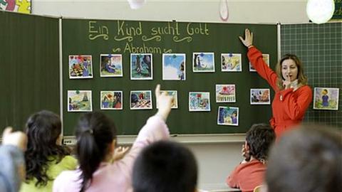 Eine Lehrerin für islamischen Religionsunterricht unterrichtet ihre Klasse an der Schwabschule in Stuttgart.