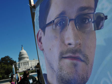 Ein Poster mit Edward Snowden vor dem Capitol in Washington