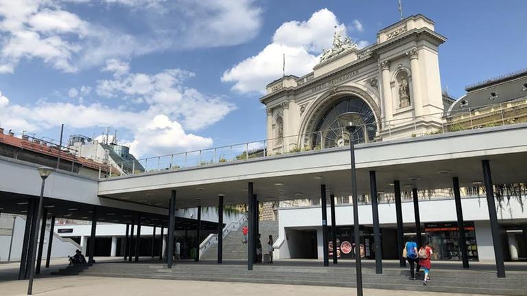 Blick auf die Fassade des Budapester Ostbahnhofs Keleti
