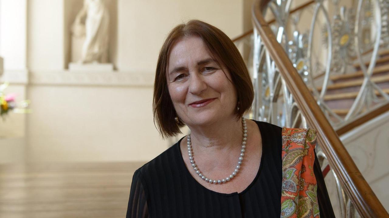 Die russische Historikerin und Bürgerrechtlerin Irina Scherbakowa, Preisträgerin der Goethe-Medaille 2017, steht am 28.08.2017 im Stadtschloss Weimar (Thüringen).