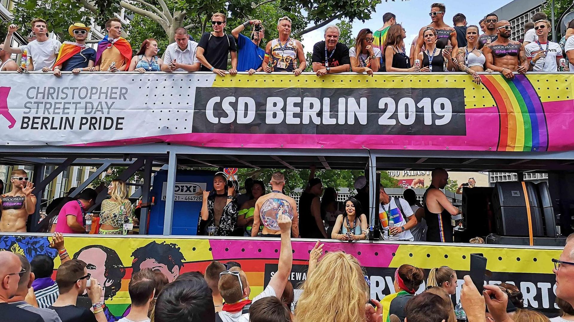 Christopher Street Day Parade in Berlin: Ein Wagen mit dem CSD Berlin 2019.