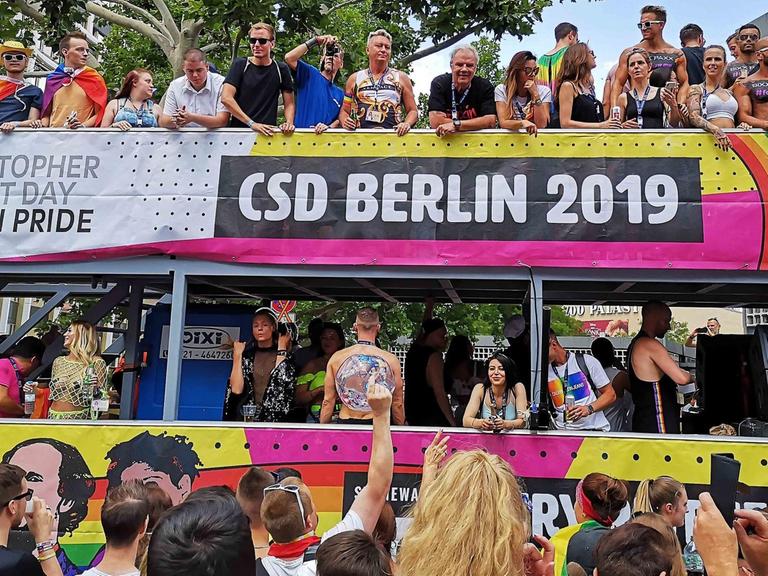 Christopher Street Day Parade in Berlin: Ein Wagen mit dem CSD Berlin 2019.