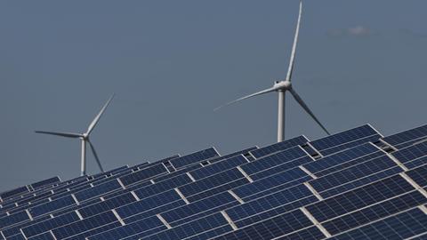 Solar-Panels und Windturbinen in einem Kraftwerk in Yancheng in der Provinz Jiangsu in China