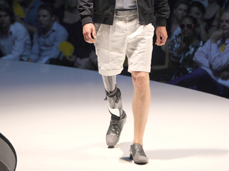Das Model Mario Galla läuft bei der Berliner Fashion Week über den Laufsteg Das Model Mario Galla läuft bei der Berliner Fashion Week über den Laufsteg
