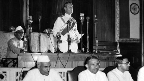 Lord Mountbattan verkündet 1947 die Unabhängigkeit Indiens vom britischen Königreich. Im Vordergrund Jawaharlal Nehru, der die Nation bis zu seinem Tod im Jahr 1964 führte.