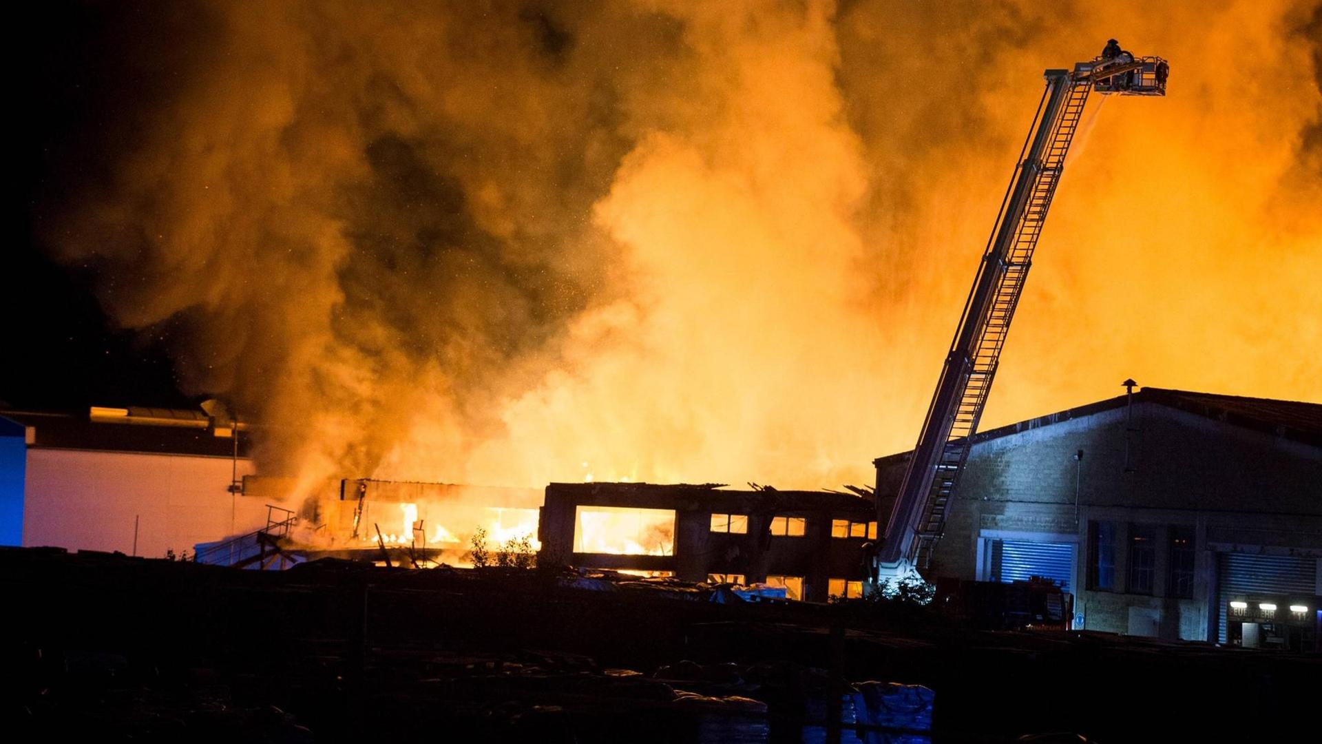 Vollbrand einer Industriehalle in Vettelschoss, Rheinland-Pfalz. Die Feuerwehr bekämpft in der Nacht zum Freitag, 29.05.2015, den Brand.