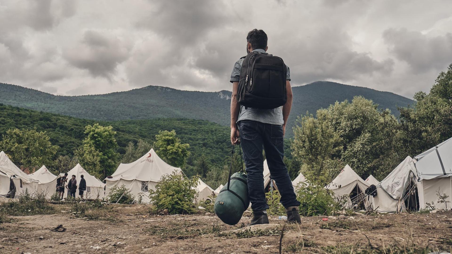 Ein Mann kommt im Flüchtlingslager Vučjak bei der bosnischen Stadt Bihac an. Hier wurde einst Müll deponiert.