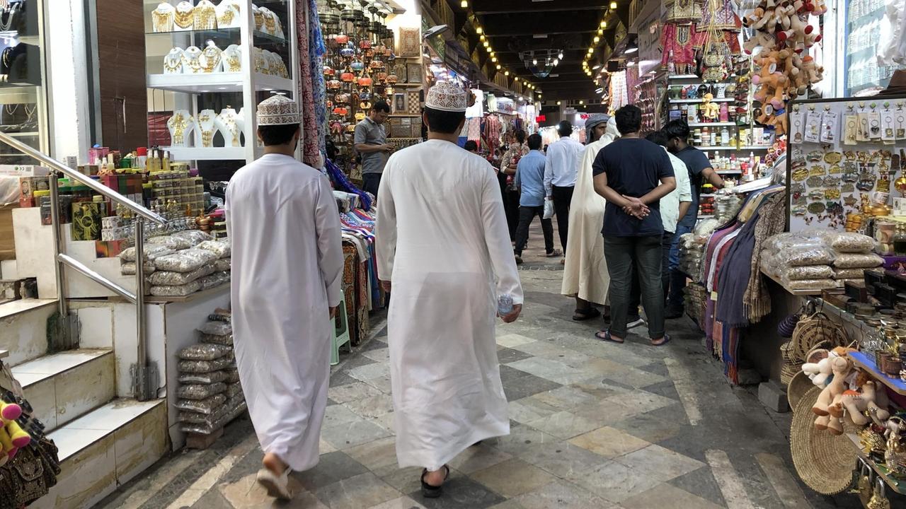 Auf dem überdachten Markt von Matrah, westlich von Omans Hauptstadt Maskat.