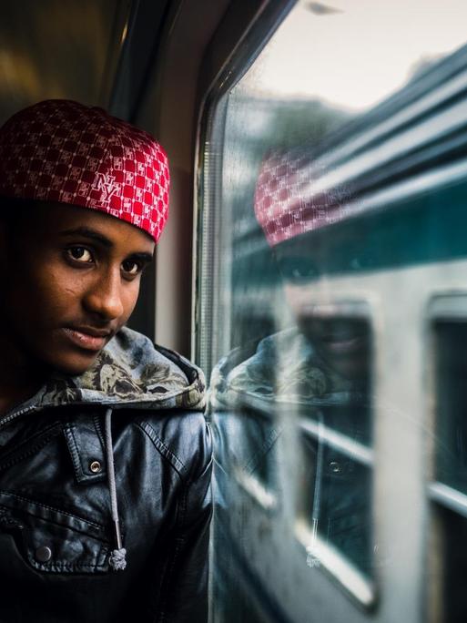 Ein Geflüchteter aus Eritrea im Zug von Rom nach Bozen