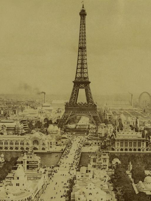 Das Bild zeigt Paris um 1900 mit dem Eiffelturm im Zentrum.