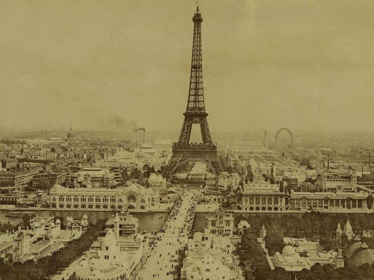 Das Bild zeigt Paris um 1900 mit dem Eiffelturm im Zentrum.