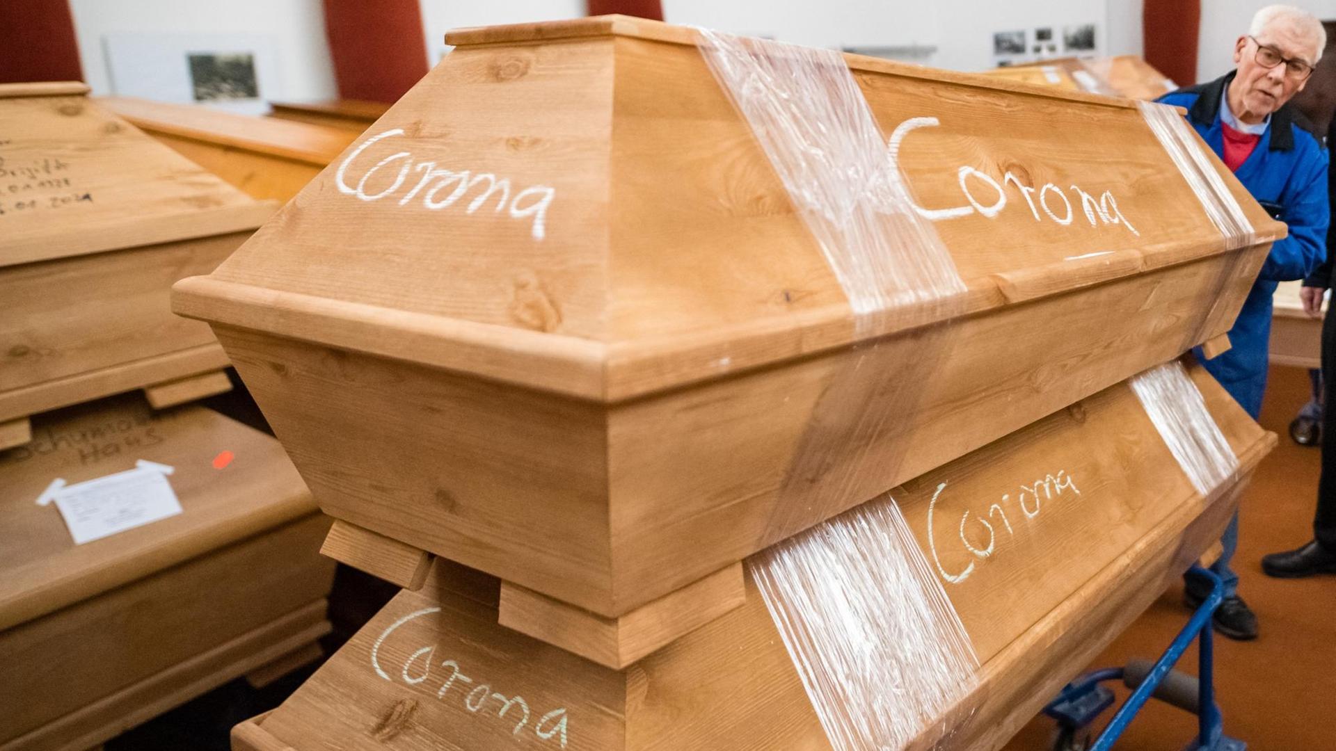 In den Krematorien stapeln sich die Särge mit der Aufschrift "Corona".