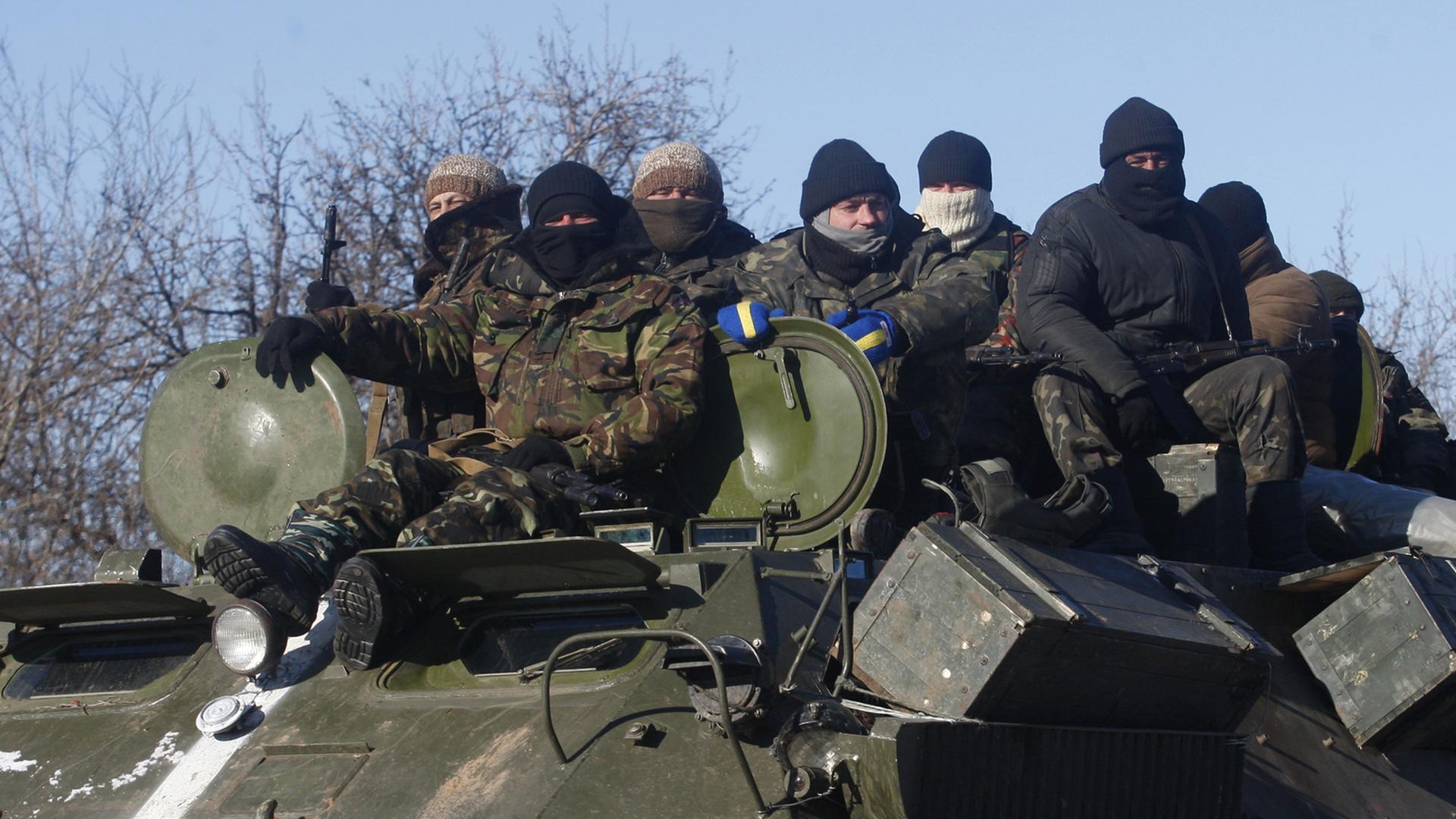 Ukrainische Truppen am 17.02. auf dem Weg nach Debalzewe.