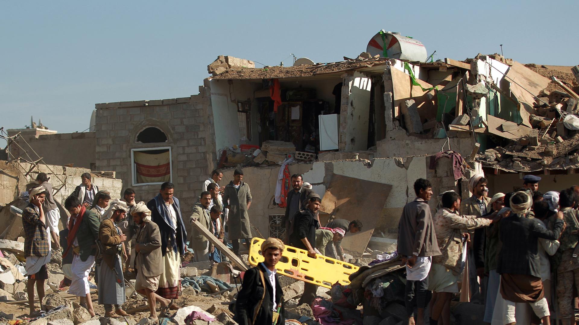 Jemeniten suchen bei Sanaa nach Überlebenden in den Trümmern eines von Saudi-Arabien angegriffenen Hauses.
