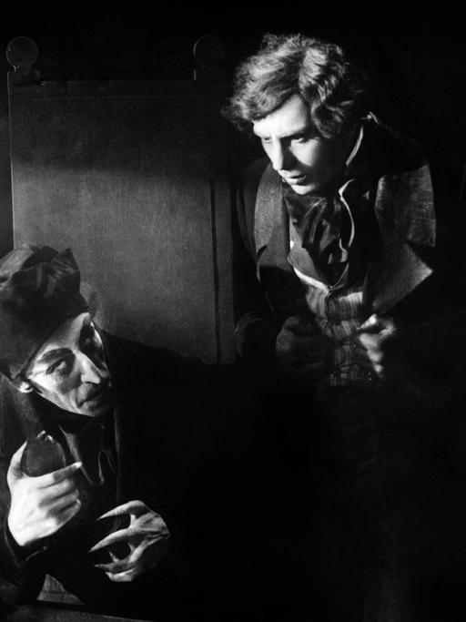 Szene aus dem Stummfilm "Nosferatu" mit Max Scheck (li) aus dem Jahre 1922.