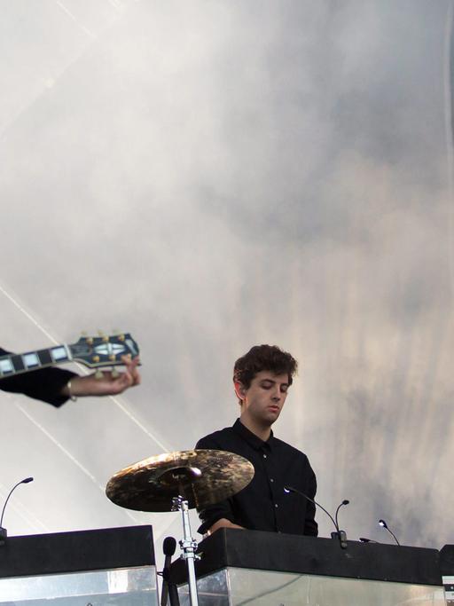 Die britische Band The xx beim Sziget Festival in Budapest 2012. In der Mitte Jamie Smith, der jetzt ein Solo-Album vorlegt.