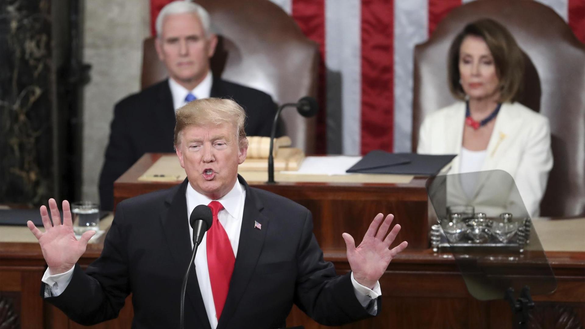 Das Bild zeigt US-Präsident Trump während seiner Rede an die Nation im Kongress. Im Hintergrund zu sehen sind Vize-Präsident Mike Pence und die Vorsitzende des Repräsentantenhauses, Nancy Pelosi.