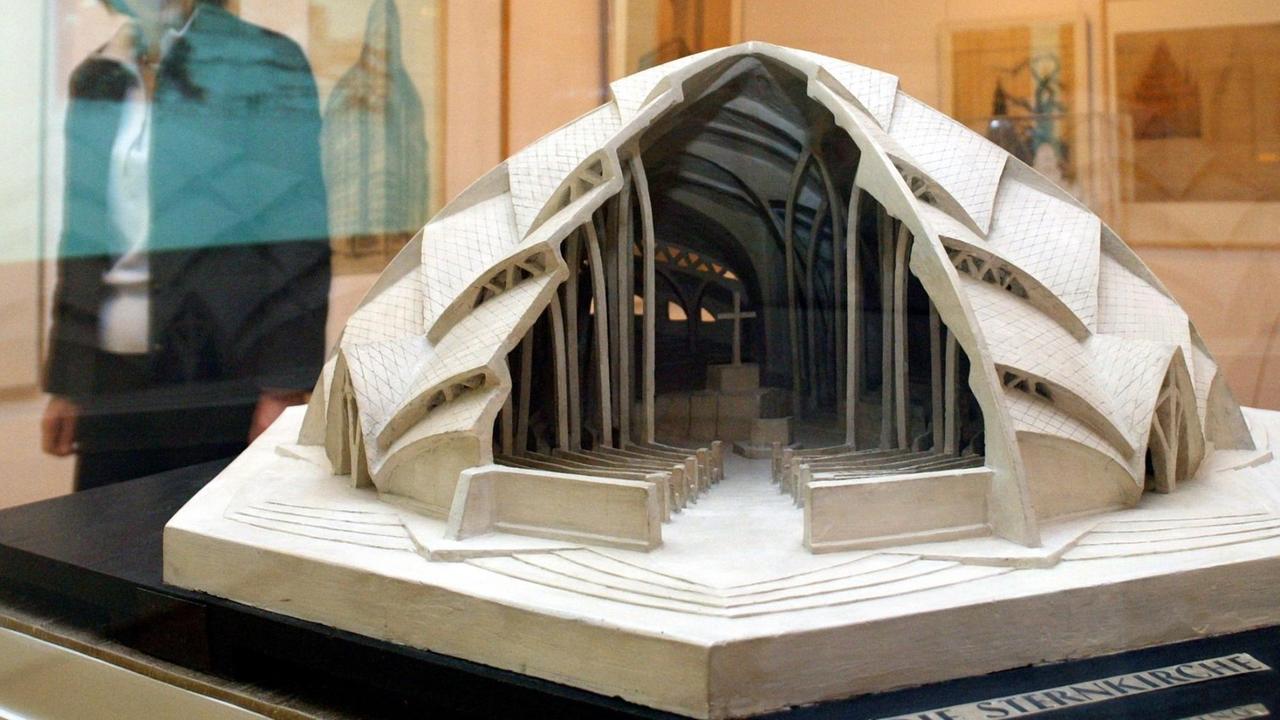 Das Architekturmodell "Die Sternkirche" von Otto Bartning, wie es im Bremer Paula Modersohn-Becker-Museum während der Ausstellung "Bau einer neuen Welt: Architektonische Visionen des Expressionismus" zu sehen war. Foto: dpa / Ingo Wagner