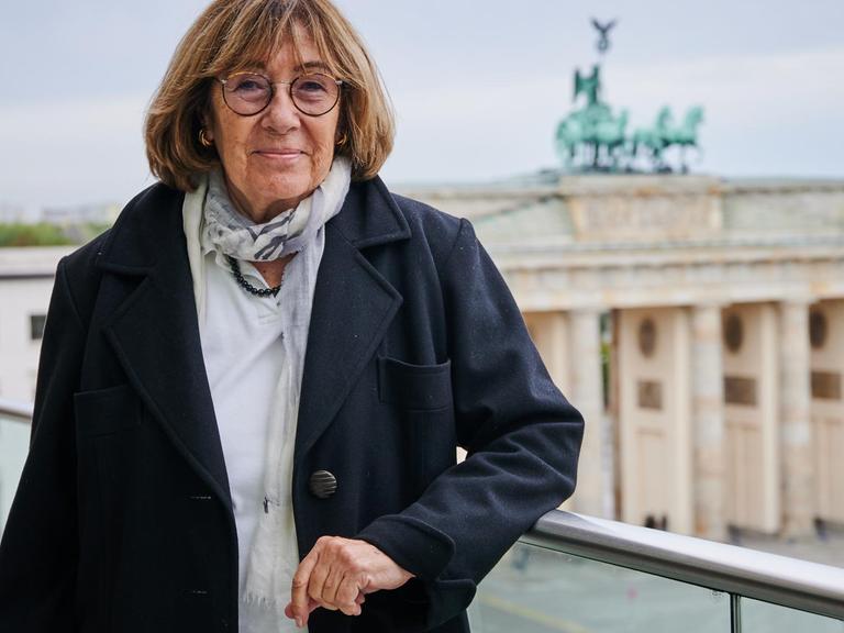 Jeanine Meerapfel, Präsidentin der Akademie der Künste, steht auf der Terrasse der Akademie am Pariser Platz.
