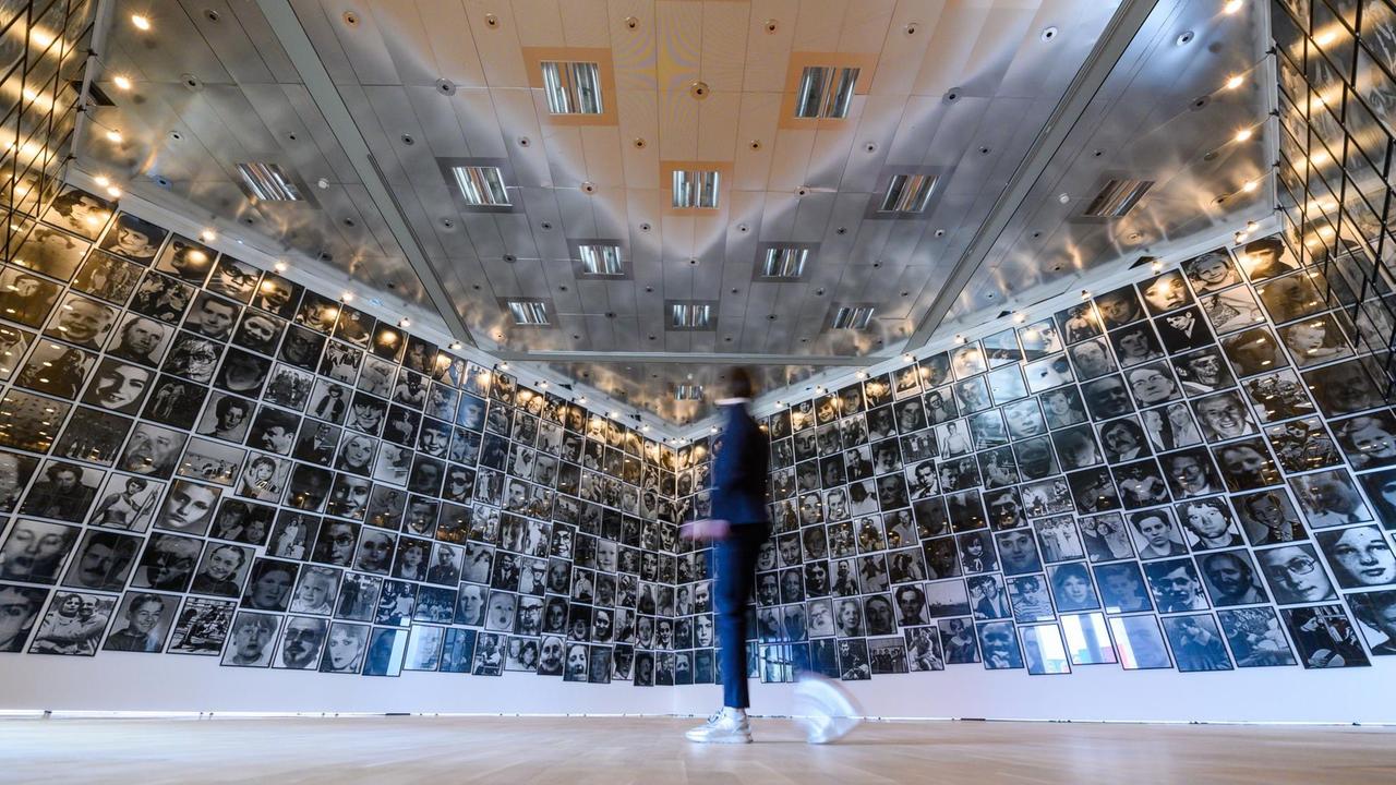 Niedersachsen, Wolfsburg: Eine Frau schaut sich den Ausstellungsraum "Menschlich" von Christian Boltanski im Kunstmuseum Wolfsburg an.