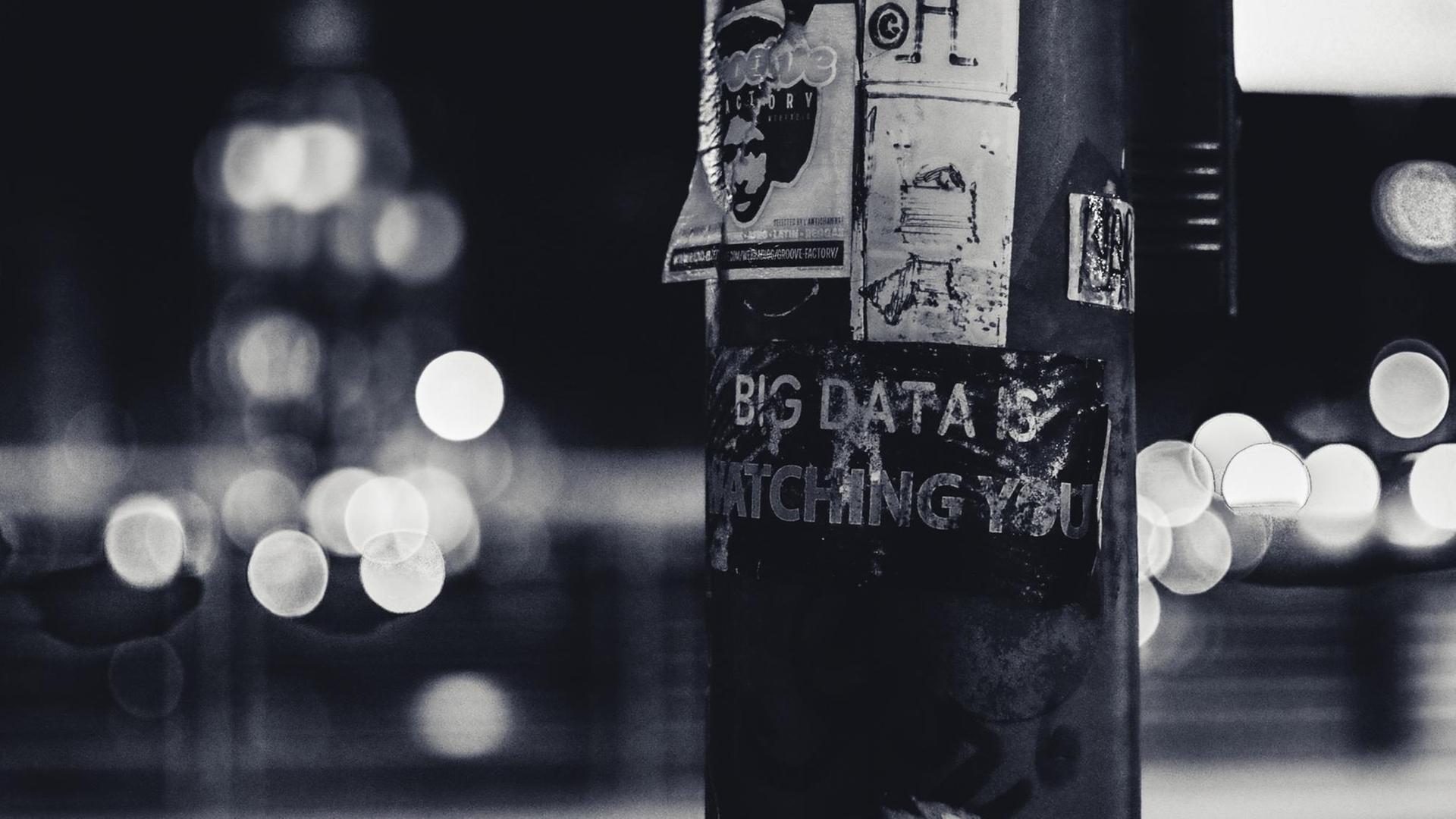 "Big Data is watching you" - Aufkleber an Straßenlaterne