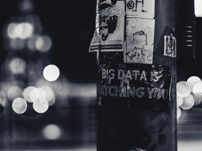 "Big Data is watching you" - Aufkleber an Straßenlaterne