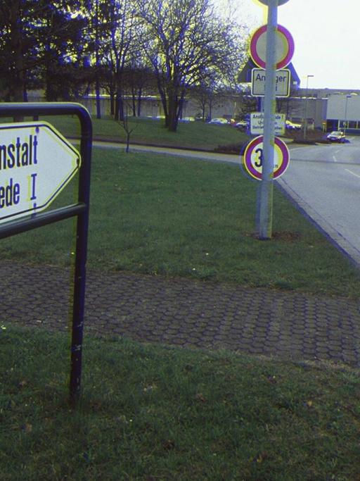 Schild zeigt auf die Justizvollzugsanstalt (JVA) Bielefeld - Brackwede