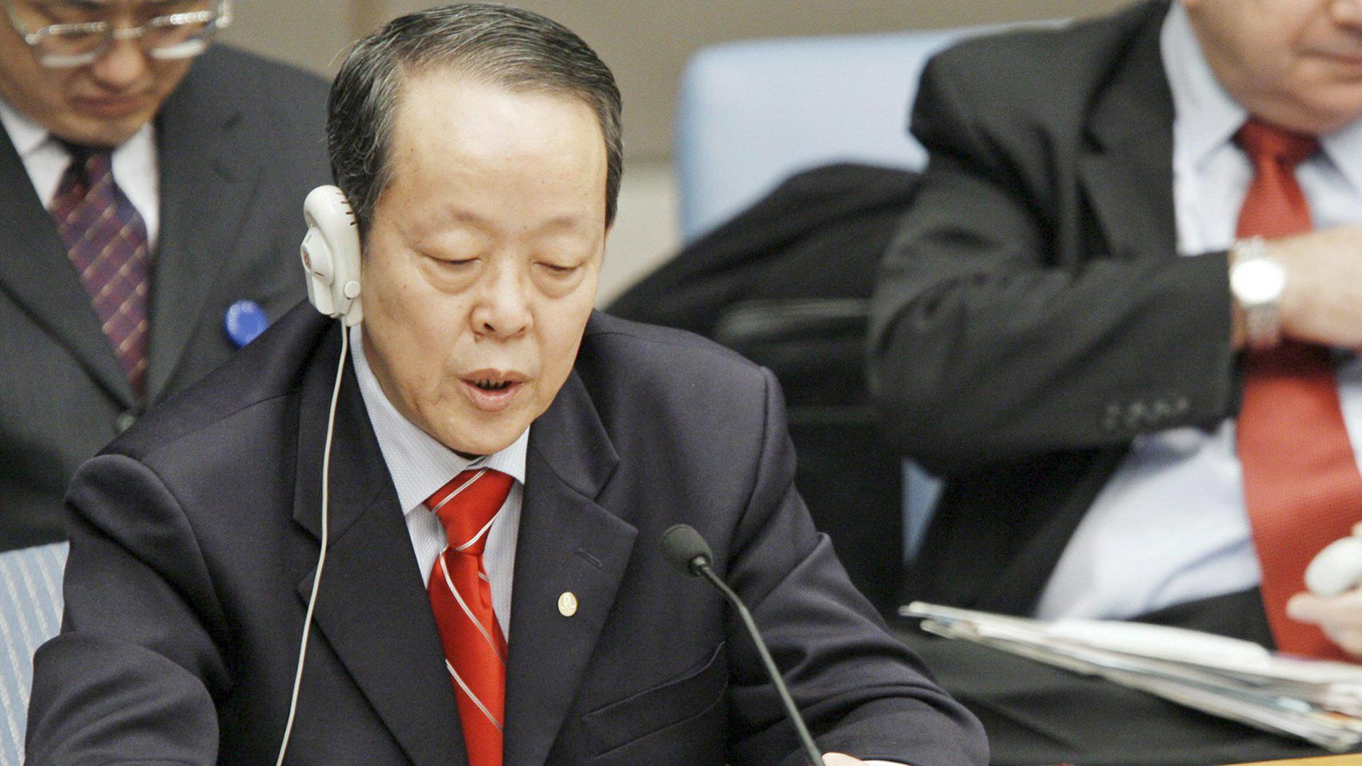 Der damalige UN-Botschafter für China, Guangya Wang, spricht 2008 anlässlich der Kosovo-Deklaration.